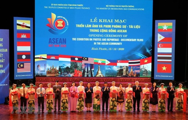 Binh Phuoc hosts photo, film exhibition on ASEAN Community hinh anh 1