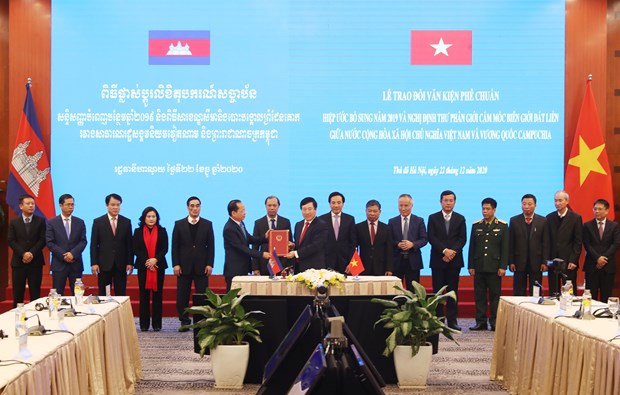 Legal documents on Vietnam-Cambodia border demarcation, marker planting take effect hinh anh 1