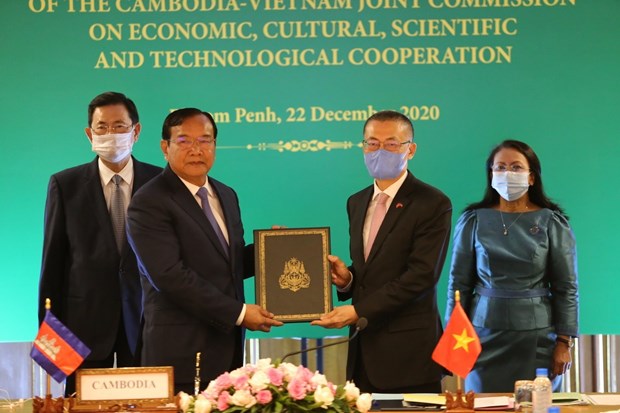 Legal documents on Vietnam-Cambodia border demarcation, marker planting take effect hinh anh 2