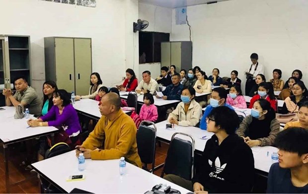 Free language classes offered to Vietnamese citizens in Laos hinh anh 1