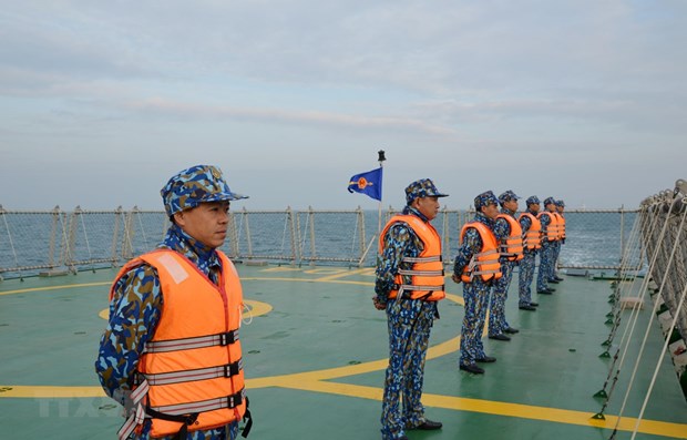 Vietnamese, Chinese coast guards conduct joint patrol in Tonkin Gulf hinh anh 1