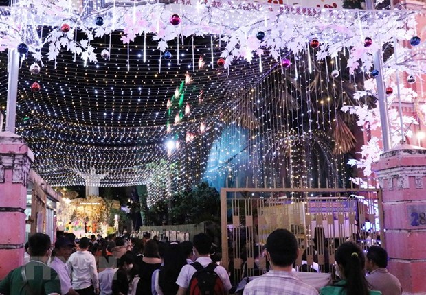 Christmas atmosphere overwhelms localities nationwide hinh anh 3