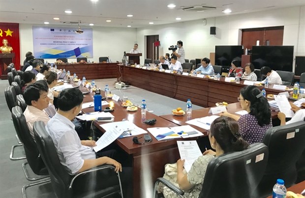Workers in industrial zones face dual challenges amid pandemic hinh anh 1