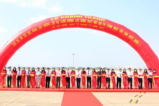 Upgraded runways in Tan Son Nhat, Noi Bai airports put into use hinh anh 2
