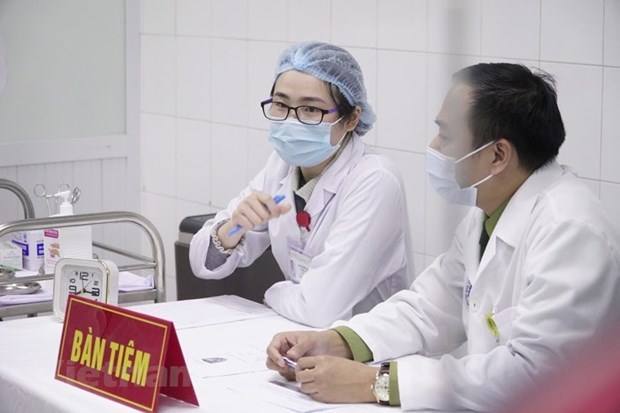 Volunteers receive second shots of Nanocovax vaccine hinh anh 1