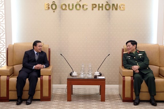 Minister vows support for Lao ambassador to promote defence ties hinh anh 1