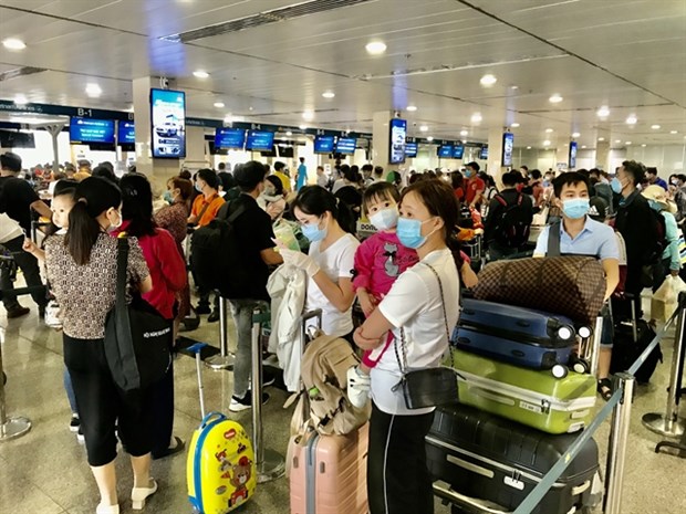 Tan Son Nhat airport tightens COVID-19 prevention measures hinh anh 1