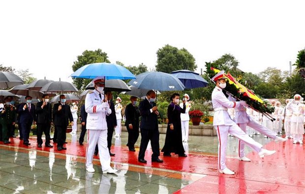 Party, State leaders pay tribute to President Ho Chi Minh hinh anh 2