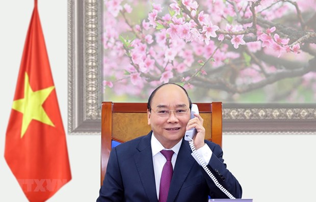 PM Nguyen Xuan Phuc holds phone talks with Lao, Cambodian leaders hinh anh 1