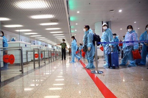 COVID-19 “vaccine passport” holders must still undergo 14-day quarantine: Expert hinh anh 1