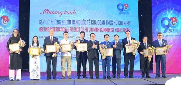 HCYU honours foreigners for contributions to youth-related affairs hinh anh 1