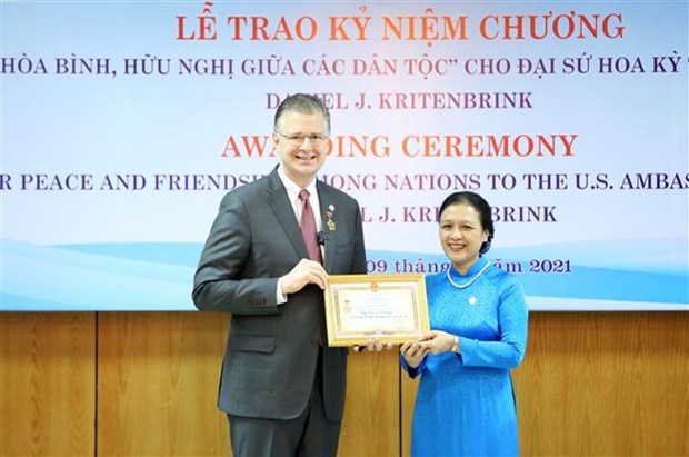 VUFO presents friendship insignia to US ambassador