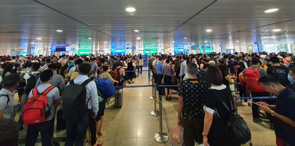 HCM City airport opens more check-in counters, security scanners