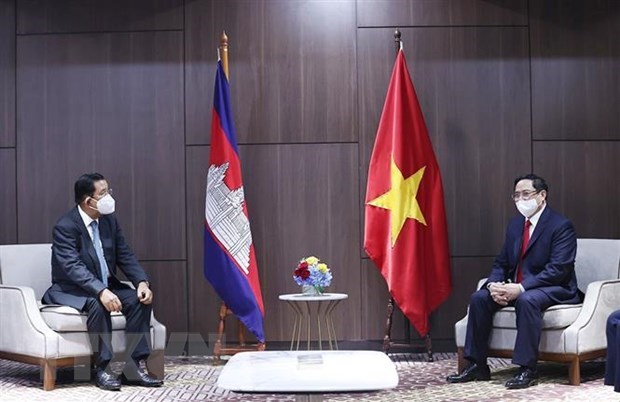 PM meets Cambodian, Singaporean, Malaysian counterparts hinh anh 1