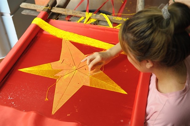 Trade village busy making flags ahead of general election hinh anh 2