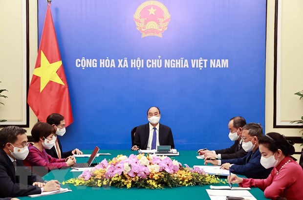 Vietnamese, French Presidents hold phone talks hinh anh 1