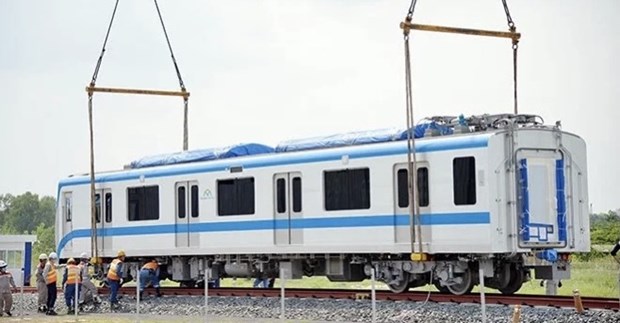 Train carriages of HCM City’s first metro line installed onto trial track hinh anh 1