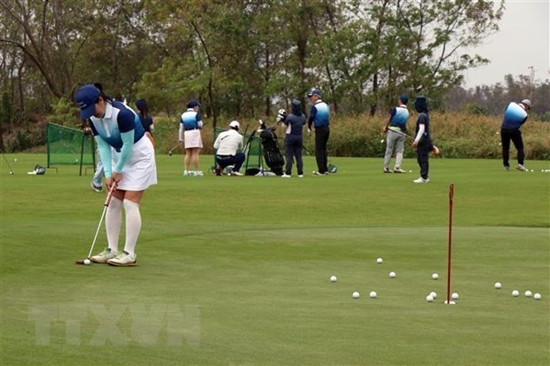 Hanoi closes all golf courses to prevent COVID-19 spread hinh anh 1
