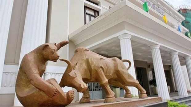 Market will continue to breach new highs, but investors should be more cautious: experts hinh anh 1