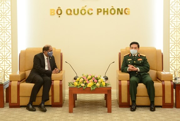 Vietnam promotes defence cooperation with Philippines, Singapore hinh anh 1