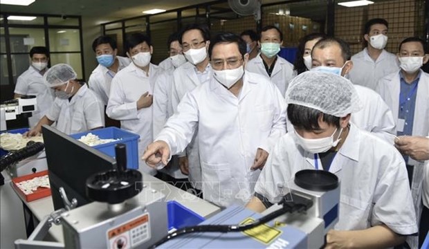 PM: Vietnam must be able to produce COVID-19 vaccines no later than June 2022 hinh anh 2