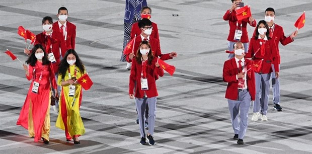 Athletes Lan and Hoang flying the flag for the nation at Tokyo Olympics opening ceremony hinh anh 1