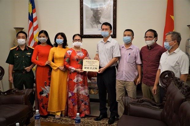 Vietnamese in Malaysia donate to COVID-19 vaccine fund hinh anh 1