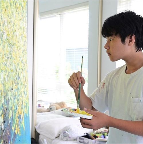 Young painter donates over 130,000 USD to COVID-19 fund hinh anh 1