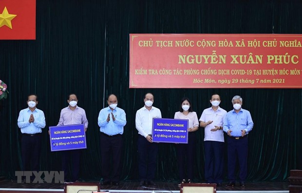 State President visits pandemic-stricken HCM City hinh anh 1