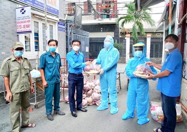 Nearly 300,000 COVID-19 hit workers in HCM City receive financial support hinh anh 1