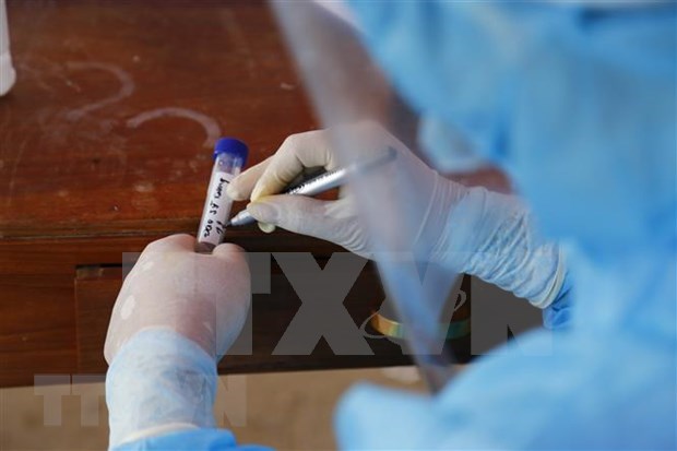 Vietnam records 7,334 new COVID-19 cases on August 7 hinh anh 1