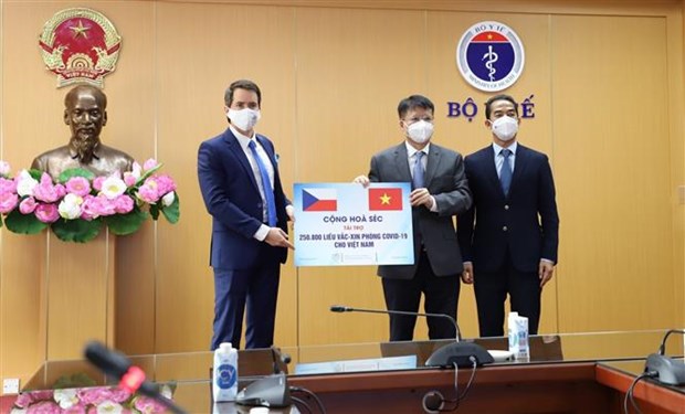 Vietnam receives over 250,000 doses of COVID-19 vaccines from Czech Republic hinh anh 1