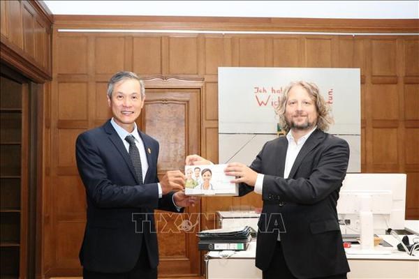 Germany offers 180,000 COVID-19 test kits to Vietnam