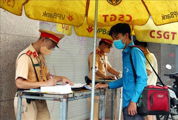 COVID-19: Hanoi installs cameras for QR code scanning at 67 checkpoints hinh anh 1