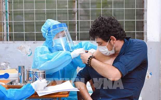COVID-19: 4,000 foreigners vaccinated in Hanoi hinh anh 1