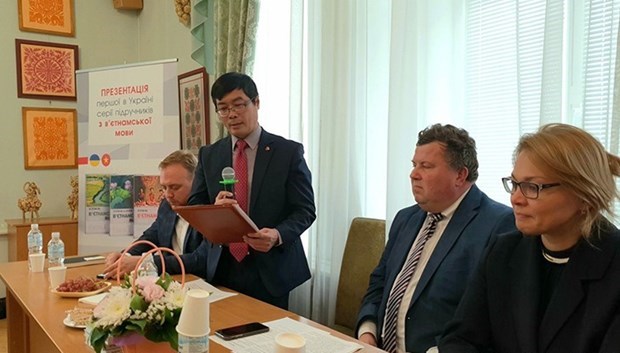Vietnamese language textbooks launched in Ukraine hinh anh 1