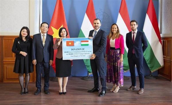 Hungary presents COVID-19 vaccine, medical supply to Vietnam