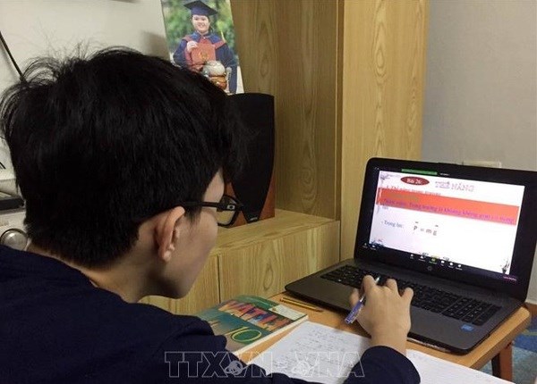 Credit package proposed to support students in equipment purchase for online study hinh anh 1