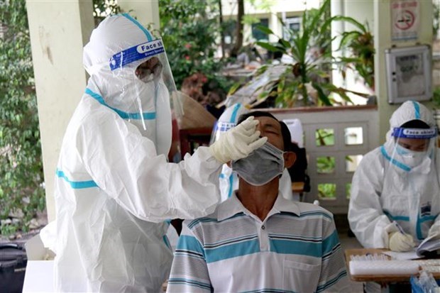Vietnam reports 5,383 new cases of COVID-19 on October 4 hinh anh 1