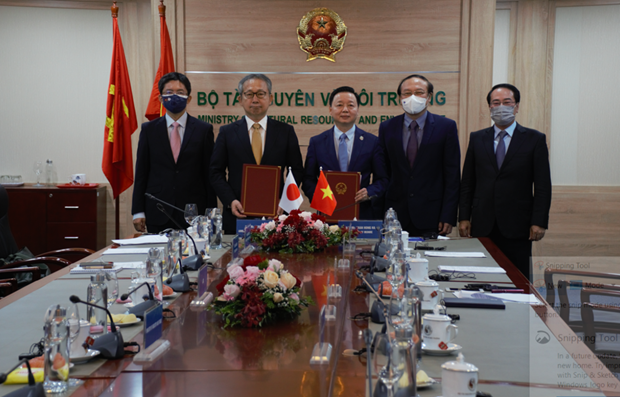 Vietnam, Japan sign MoU on low-carbon growth hinh anh 1