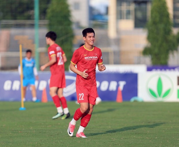 Vietnamese footballer wins AFC’s player of the month title hinh anh 1