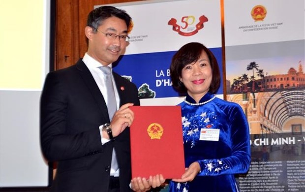Appointment decision presented to Vietnam’s Honorary Consul to Switzerland hinh anh 1