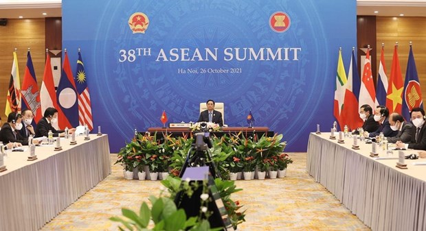 PM attends five conferences on first day of 38th, 39th ASEAN Summits and Related Summits hinh anh 1