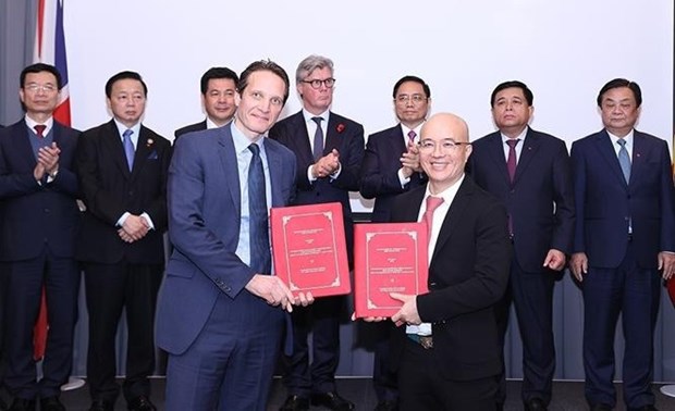 PM witnesses signing of 26 cooperation deals between Vietnam, UK