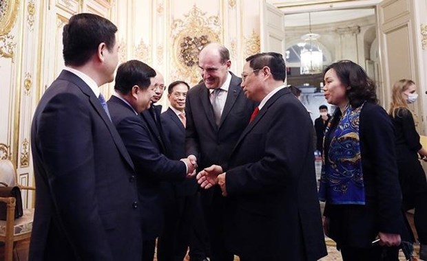 Vietnamese, French PMs hold talks, discussing measures to boost bilateral ties hinh anh 1