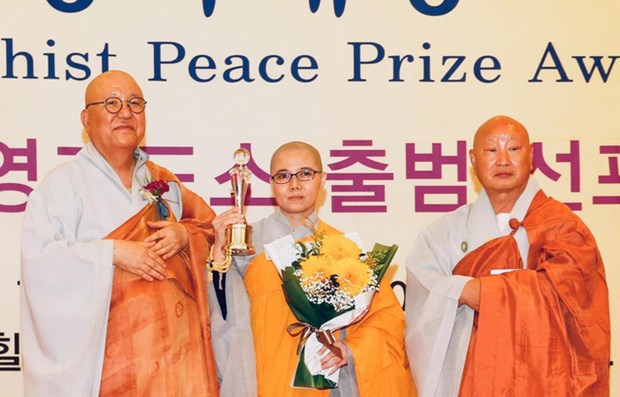 Vietnamese Buddhist nun honoured for supporting pandemic-hit people in RoK hinh anh 1