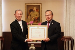 Japanese painting collector receives Vietnamese FM’s certificate of merit