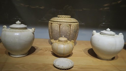 Exhibition offers insight in two millennia of Vietnamese ceramics hinh anh 1