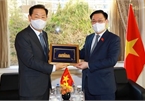 NA Chairman Vuong Dinh Hue receives leaders of Korean groups in Seoul