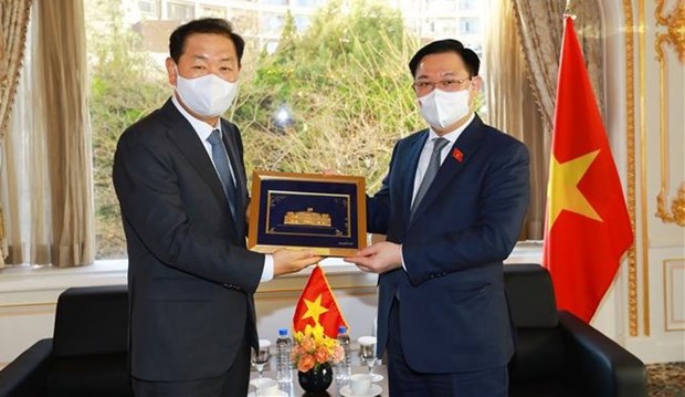 NA Chairman Vuong Dinh Hue receives leaders of Korean groups in Seoul